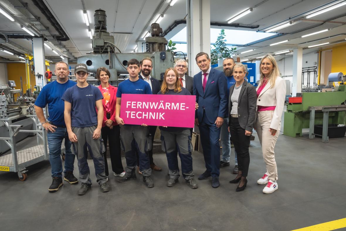 Stadtrat Peter Hanke und Monika Unterholzner, stv. Generaldirektorin Wiener Stadtwerke-Gruppe, freuen sich mit dem Wiener Netze-Team, eine weitere Berufsausbildung mit Zukunftsperspektiven anbieten zu können