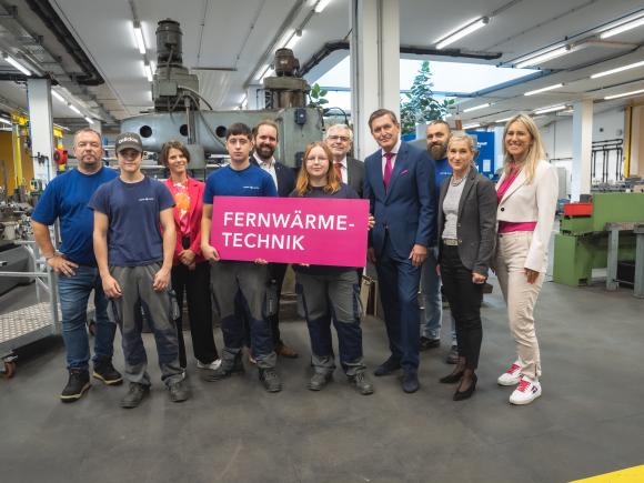 Stadtrat Peter Hanke und Monika Unterholzner, stv. Generaldirektorin Wiener Stadtwerke-Gruppe, freuen sich mit dem Wiener Netze-Team, eine weitere Berufsausbildung mit Zukunftsperspektiven anbieten zu können