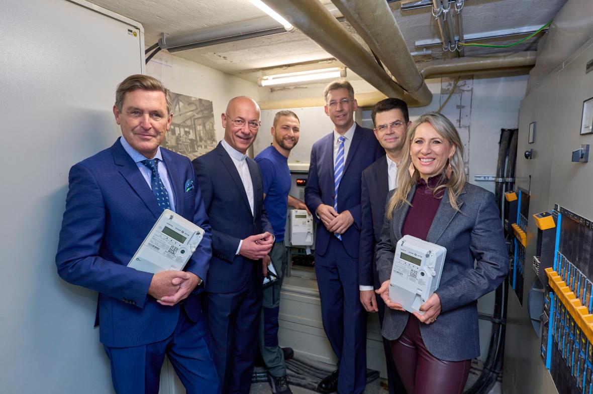 Vor dem Stephansdom v.l. Dompfarrer Toni Faber, Bezirksvorsteher Markus Figl, Wiener Netze Geschäftsführerin Ilse Hirt, Stadtrat Peter Hanke, Leiter Geschäftsbereich Electrification & Automation bei Siemens Österreich.Robert Tesch